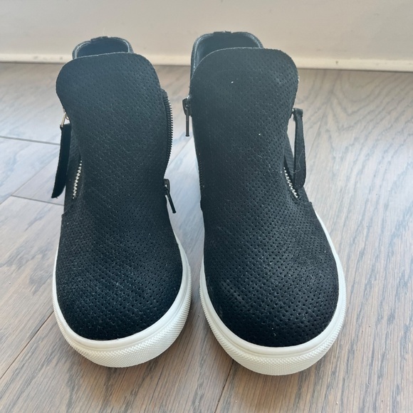 Madden Girl hidden wedge casual shoes. Like new worn 1-2 times only. Size 8.5 - Picture 2 of 3